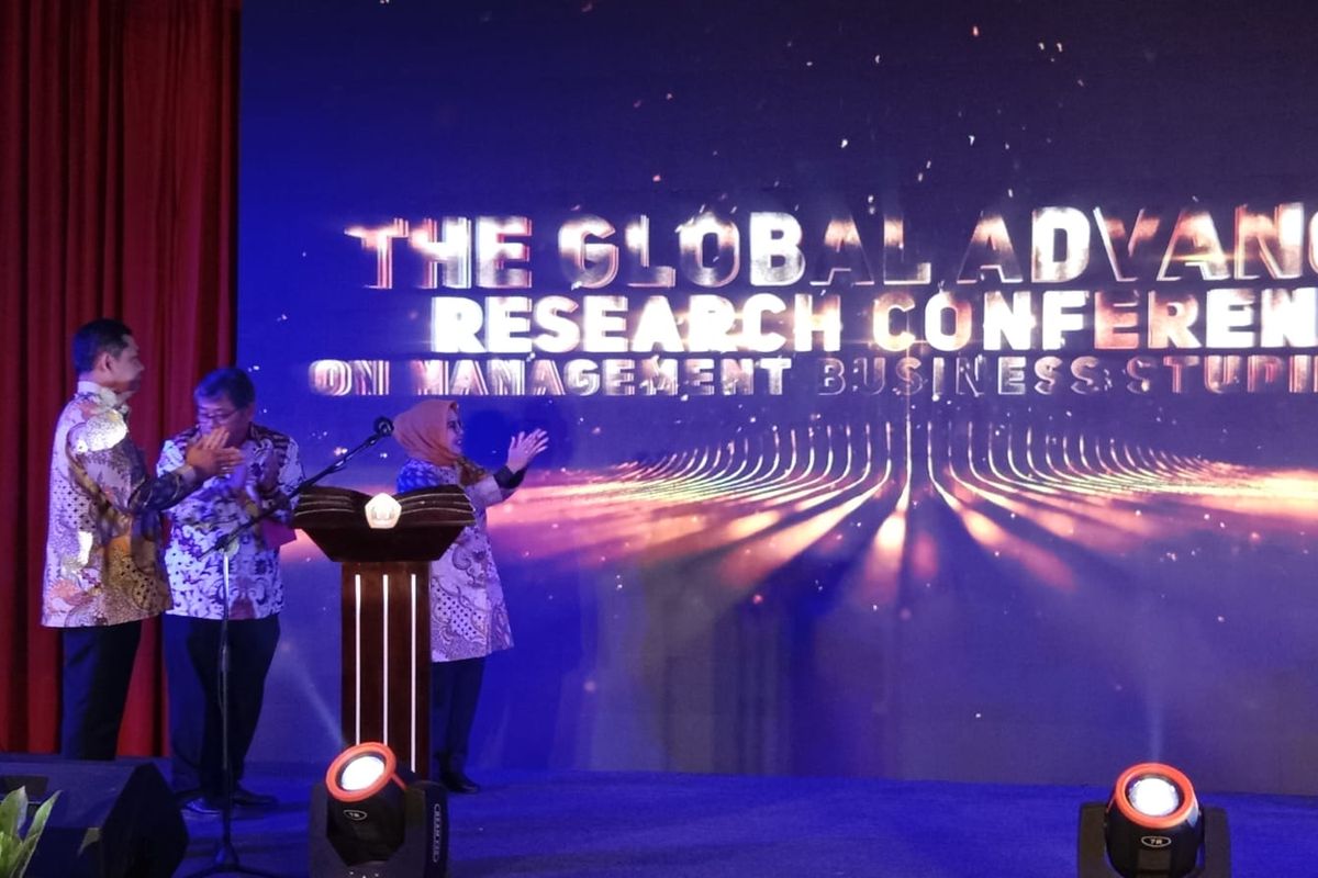 Ratusan peneliti dari tujuh negara kumpul di Bandung membahas masa depan ekonomi dunia dalam konferensi internasional The Global Advance Research Conference on Management and Business Studies (Garcombs) 2022.