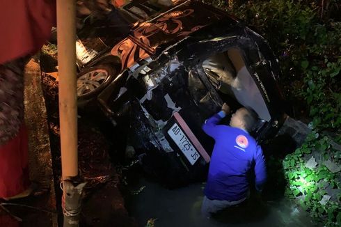 Bus Seruduk Mobil yang Berhenti di Lampu Merah sampai Terjun ke Parit, 3 Terluka