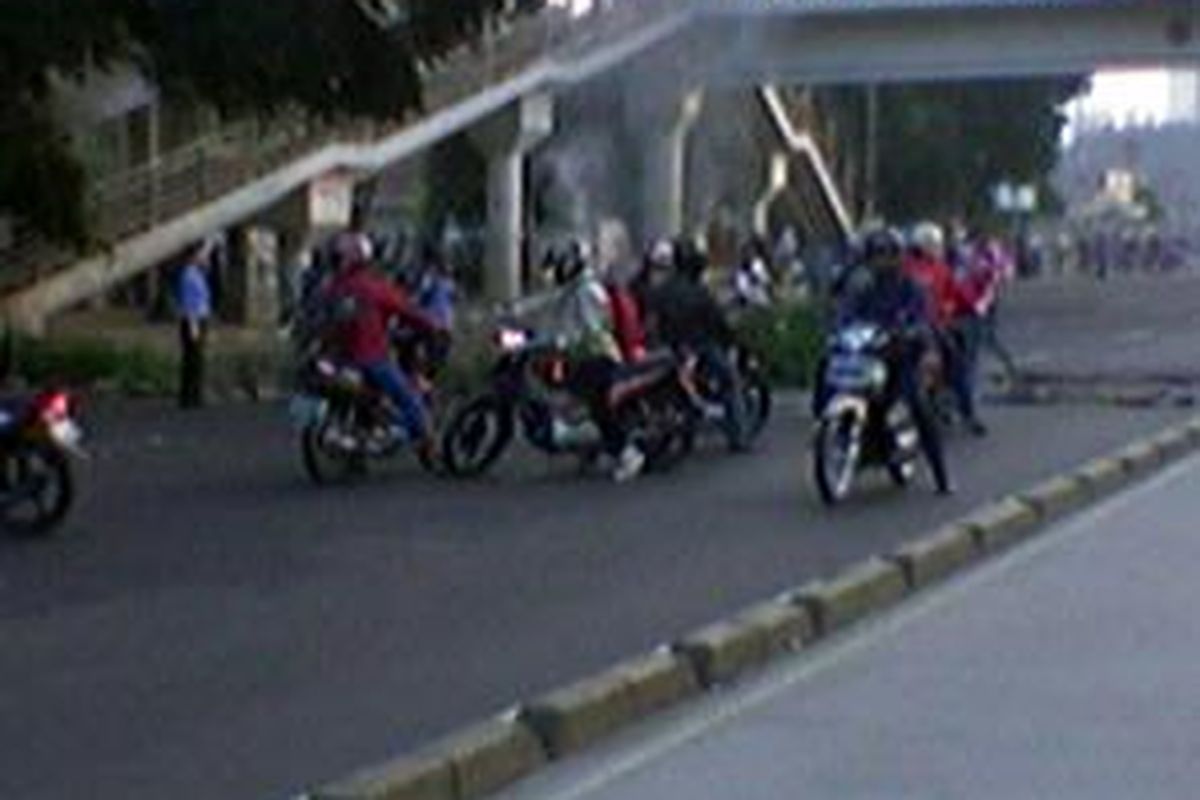 Para pengendara motor pun harus berbalik arah karena dihalangi mahasiswa UKI.