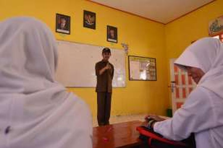 Bupati Pamkasan Achmad Syafii saat menjadi guru dadakan di salah satu SMP di Kecamatan Larangan, untuk memberikan motivasi kepada siswa.  