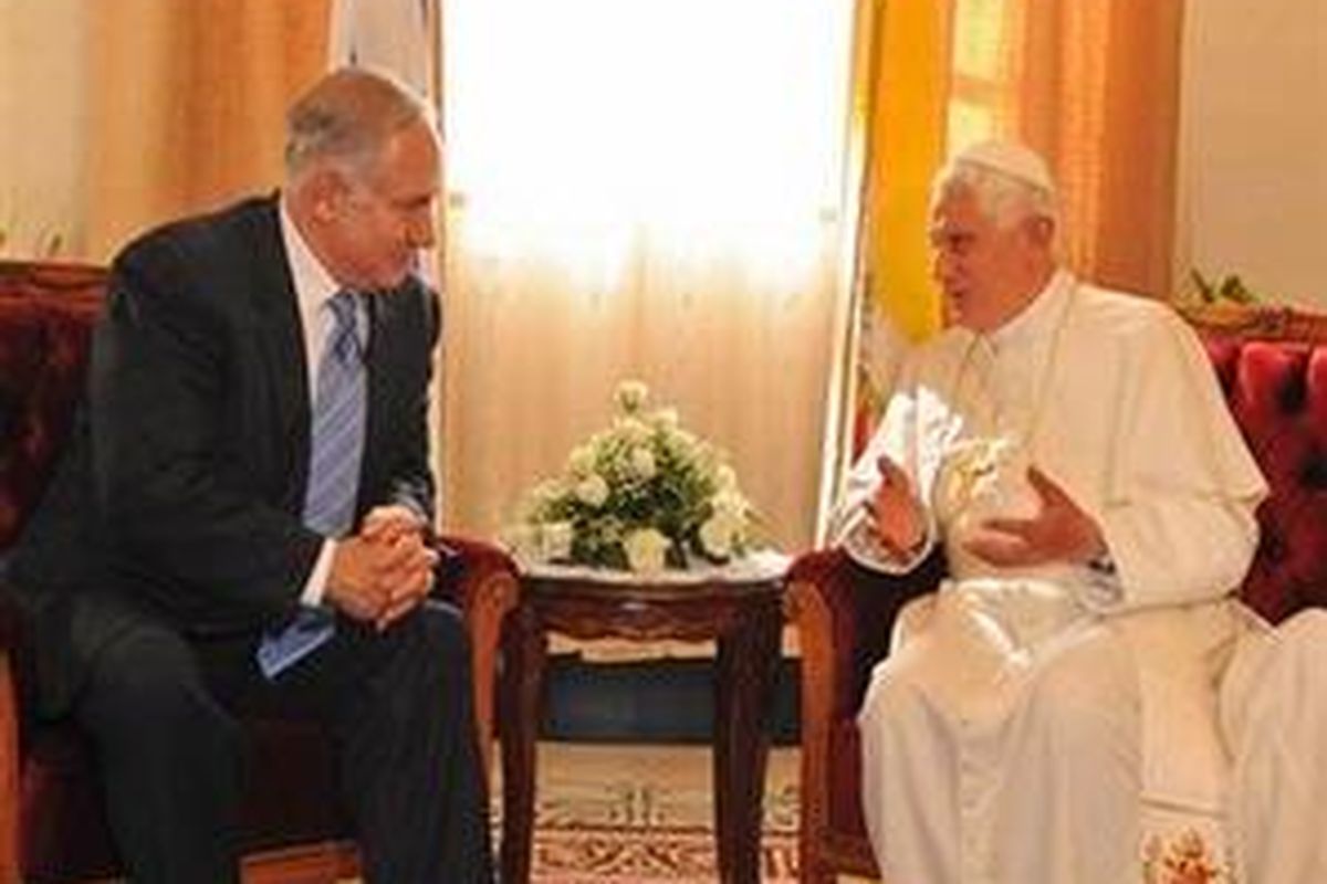 Paus Benediktus XVI dan Perdana Menteri Israel Benjamin Netanyahu mengikuti pertemuan di Nazareth, Israel utara, 14 Mei 2009  