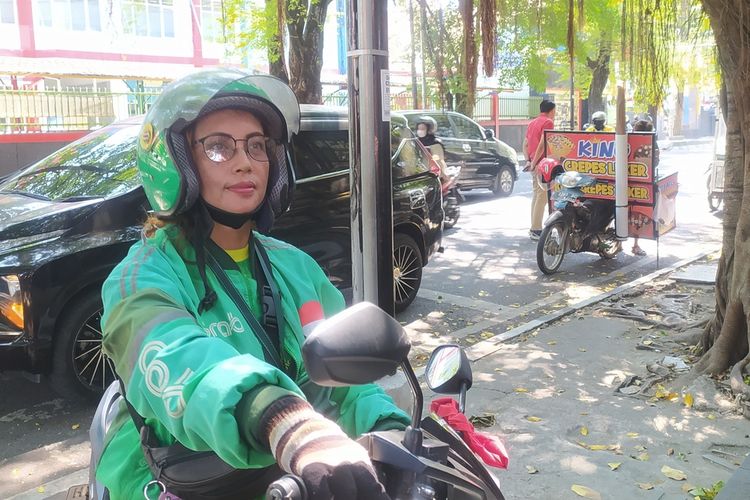 Indah Setyowati (46) Ketua Ojol Ledies Semarang saat ditemui di Jalan Menteri Supeno, Kota Semarang, Jawa Tengah 
