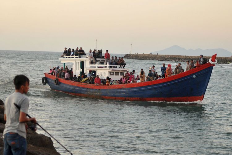 Kapal sarat penumpang dari Pulau Aceh, Kabupaten Aceh Besar, memasuki muara pelabuhan Krueng Aceh, Banda Aceh, Sabtu (21/10/2017). Kapal kayu milik nelayan  yang mengangkut penumpang dan juga barang tersebut, merupakan sarana transportasi andalan masyarakat pulau terluar di Aceh yang melayani jalur pulau Aceh, Pulau Nasi dan beberapa pulau lainnya.