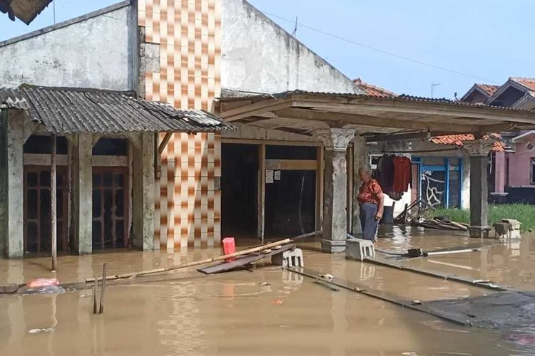 Banjir Rob merendam Desa Eretan Wetan, Kecamatan Kandang Haur, Kabupaten Indramayu, Jawa Barat, pada Selasa (20/12/2022) pagi.