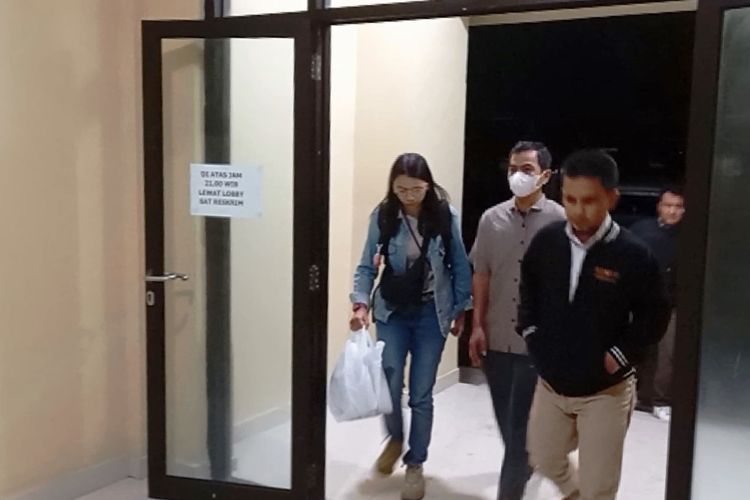 SG (pakai masker putih) didamping tim pengacara mendatangi Polres CIanjur, Sabtu (28/1/2023) malam sesaat setelah dirinya ditetapkan tersangka kasus tabrak lari yang menewaskan seorang pengendara sepeda motor.
