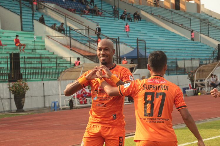 Paulo Henrique melakukan selebrasi bersama Eeng Supriyadi seusai mencetak gol ke gawang Perista Tangerang pada laga lanjutan Liga 1 2021-2022 pekan ketujuh yang digelar di Stadion Moch Soebroto, Magelang, Jawa Tengah, Sabtu (16/10/2021) sore WIB.