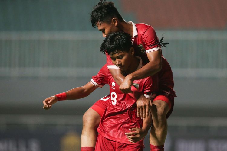 Pemain timnas U17 Indonesia Arkhan Kaka dan Muhammad Nabil Asyura berselebrasi usai membobol gawang timnas U17 Uni Emirat Arab pada laga Kualifikasi Piala Asia U17 2023 di Stadion Pakansari, Kabupaten Bogor, Rabu (5/10/2022). Indonesia menang dengan skor 3-2.