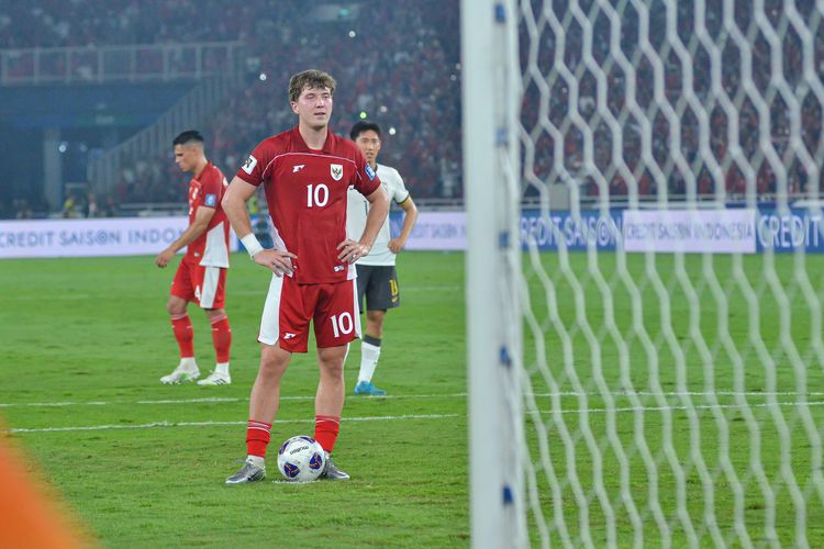 Penyerang Timnas Indonesia Ole Romeny melakukan ancang-ancang penalti sebelum mencetak gol kemenangan atas China pada laga lanjutan Kualifikasi Piala Dunia 2026 Zona Asia, Kamis (5/6/2025) di Stadion Utama Gelora Bung Karno, Senayan, Jakarta. 