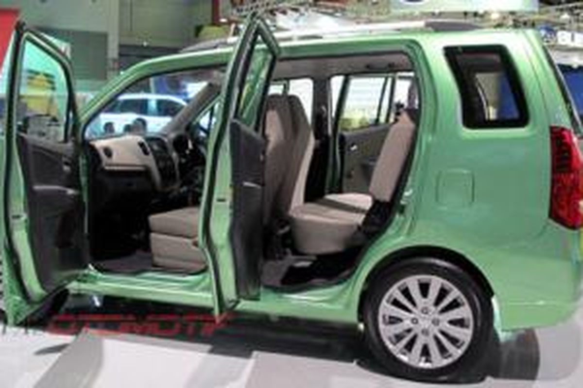 Suzuki Karimun WagonR tiga baris sudah sempat mejeng di IIMS, September 2013. 