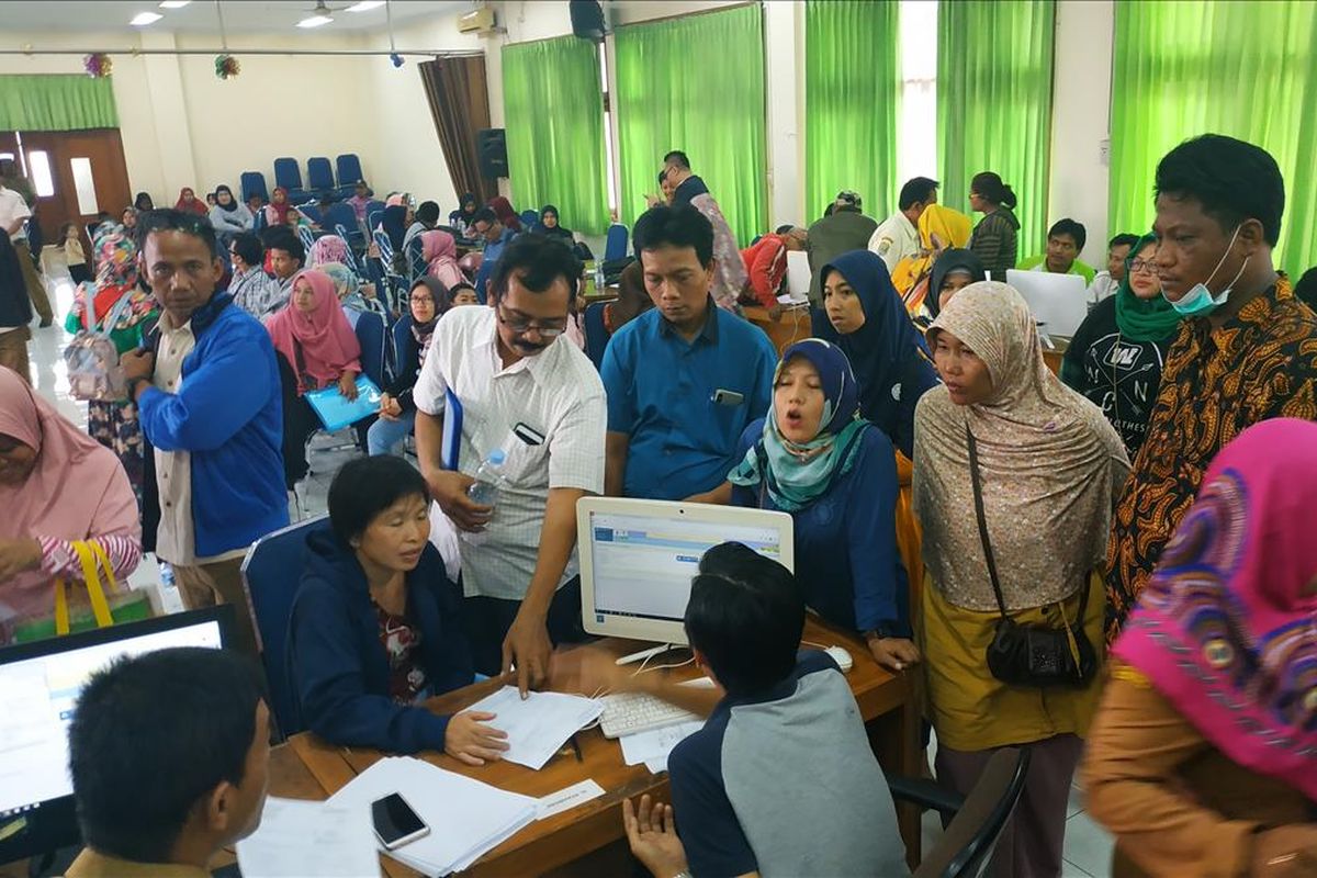 Sejumlah orangtua murid mengajukan keluhan perbaikan jarak rumah ke sekolah di Kantor Dinas Pendidikan Kota Bekasi pada hari kedua pendaftaran peserta didik baru (PPDB) online, Selasa (2/7/2019).