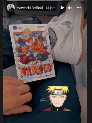 Maverick Vinales membaca komik serial favoritnya, yaitu Naruto