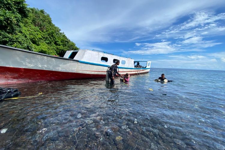 Wisatawan sedang mendapat arahan dan bersiap-siap sebelum melakukan try scuba di spot Lava Flow, Banda Neira, Maluku.
