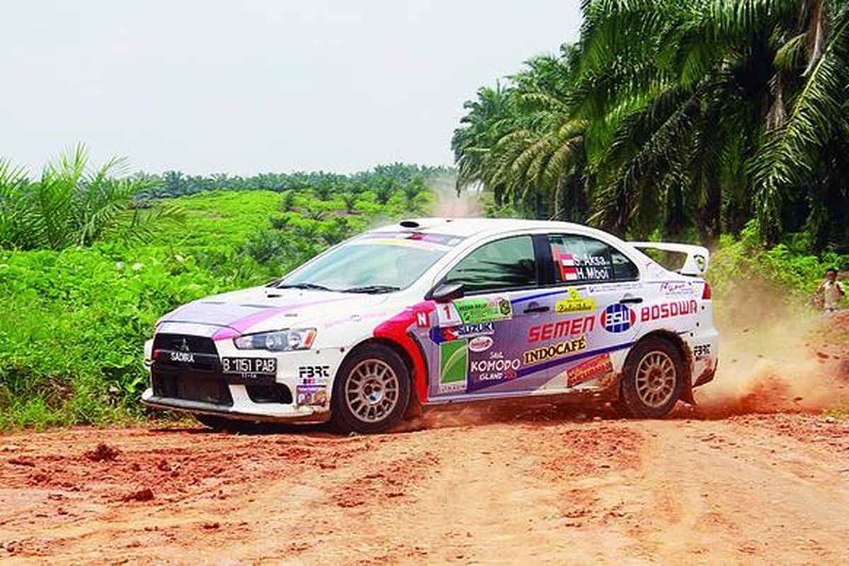 Pereli Subhan Aksa melaju di perkebunan sawit Rambong Sialang, Serdang Bedagai, Sumatera Utara, pada hari pertama Reli Medan, Sabtu (6/10). Subhan yang berambisi menjuarai seri ketiga Kejuaraan Nasional Reli 2012 itu untuk sementara berada di puncak bersama Rizal Sungkar karena mereka mencatat total waktu yang sama, satu jam dua menit 47 detik.