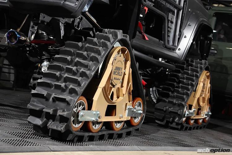 Modifikasi Suzuki Jimny dengan ban crawler layaknya alat berat