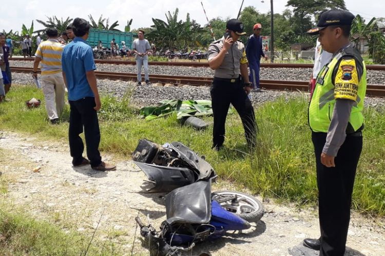 Seorang pengendara sepeda motor tewas tertabrak Kereta Api (KA) di perlintasan rel KA‎ tanpa palang pintu di Desa Medani, Kecamatan Tegowanu, Kabupaten Grobogan, Jawa Tengah, Kamis (21/2/2018).