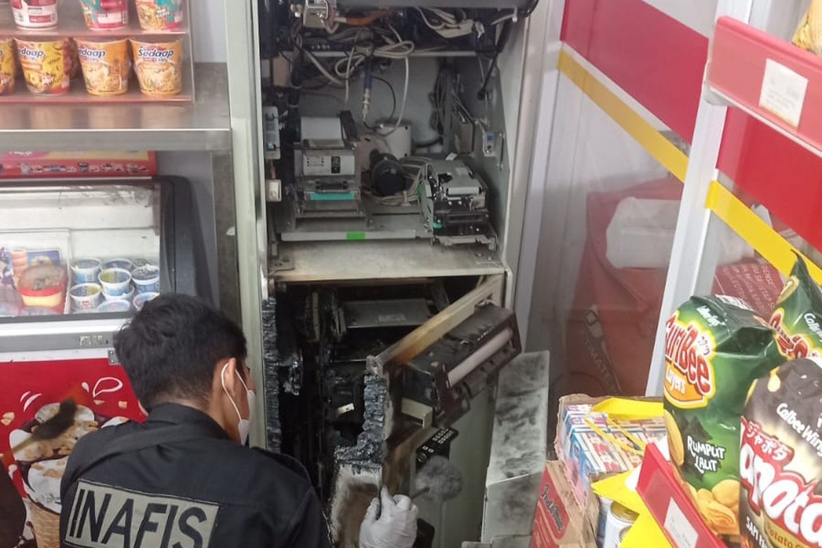 Mesin ATM di salah satu minimarket daerah Sawangan, Kota Depok, yang dibobol maling dan alami kerugian hingga Rp 85 juta, Senin (11/3/2024). 