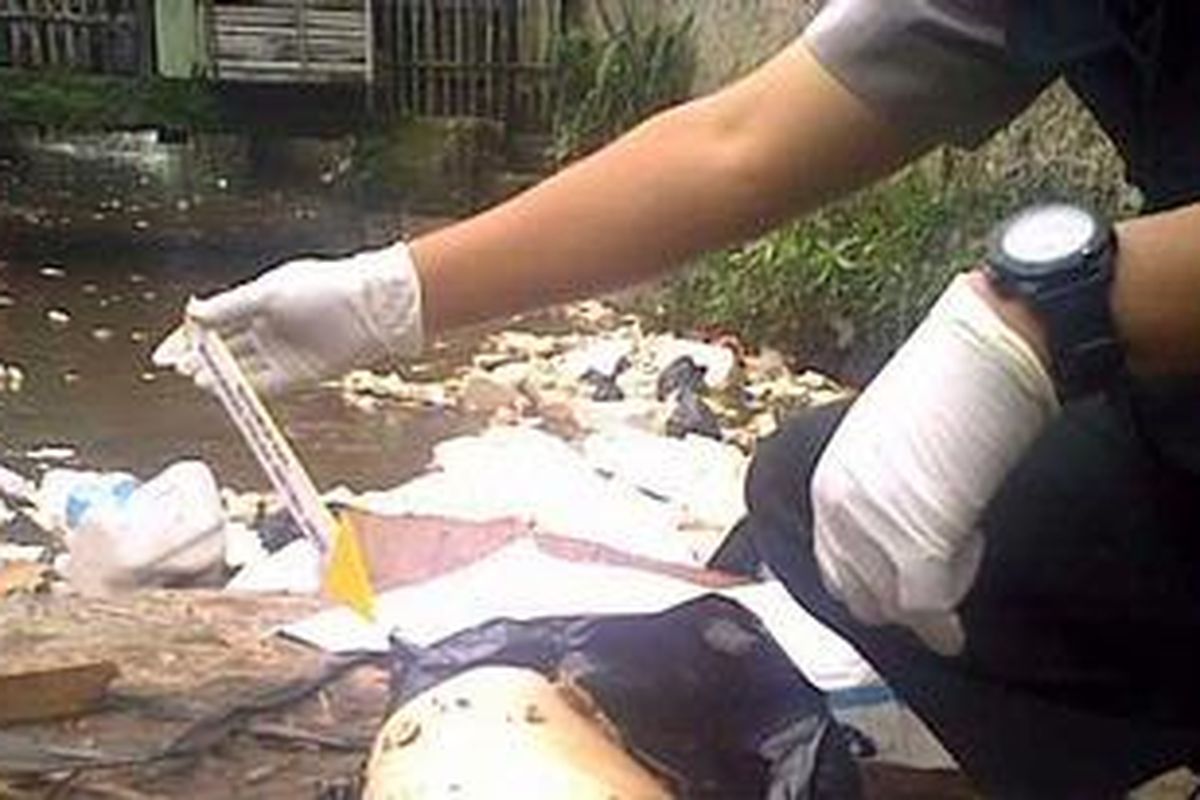 Potongan paha ditemukan Hakim, seorang tukang ojek, Rabu (13/10/2010) pukul 08.30 WIB di jembatan kecil Kampung Kramat, RT 4 RW 15, Kelurahan Cililitan, Kecamatan Kramat Jati, Jakarta Timur. Penemuan paha tersebut berselang dua jam dari penemuan kepala di pintu air Kelurahan Tengah, Kecamatan Kramat Jati.