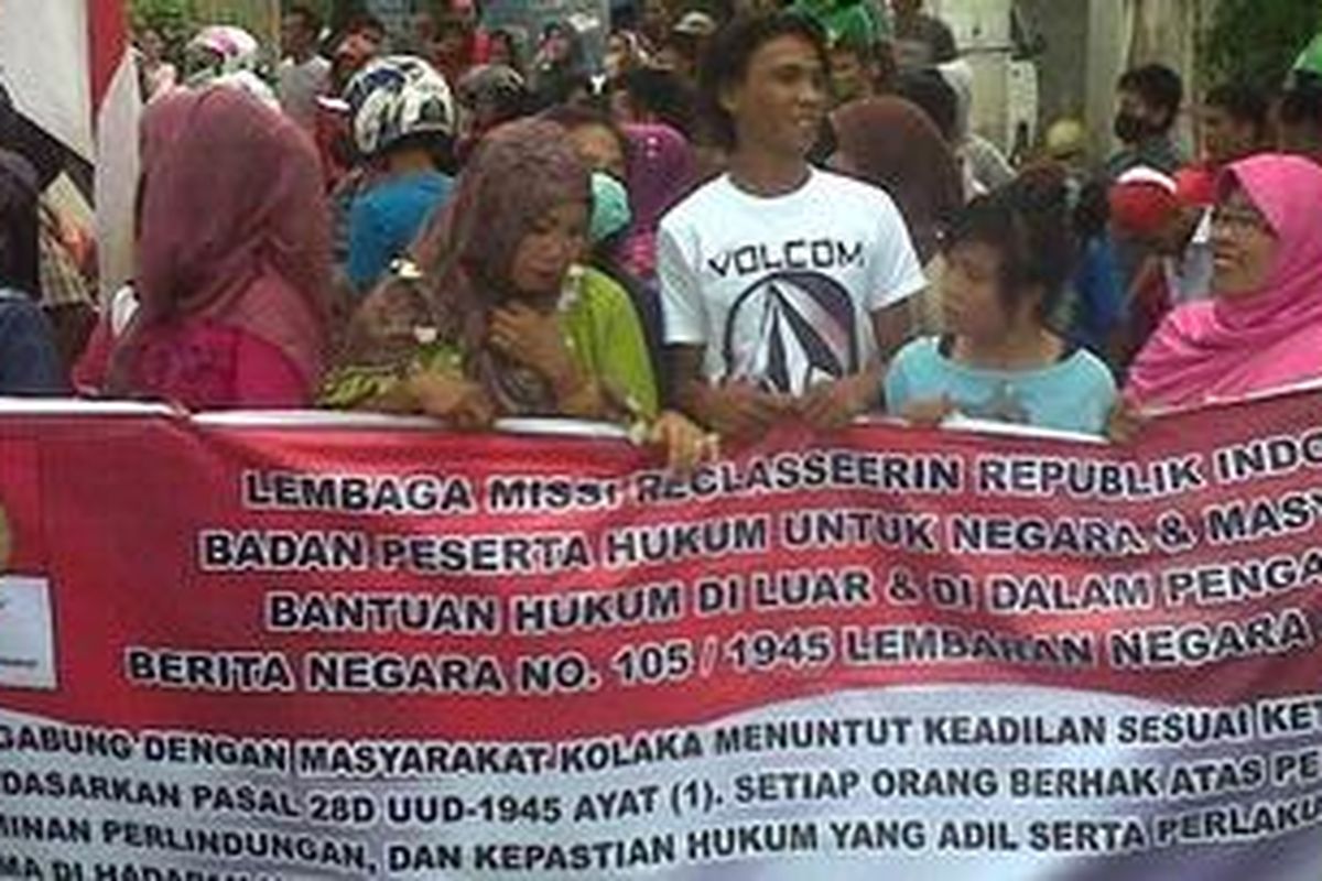 Warga berdemonstrasi di depan kantor Polres Kolaka