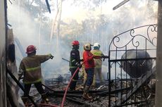 Toko Pusat Jajanan Oleh-oleh di Trenggalek Terbakar