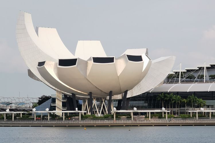 Bagian atap ArtScience Museum yang dirancang serupa bunga Lotus di kawasan Marina Bay Sands, Singapura. 