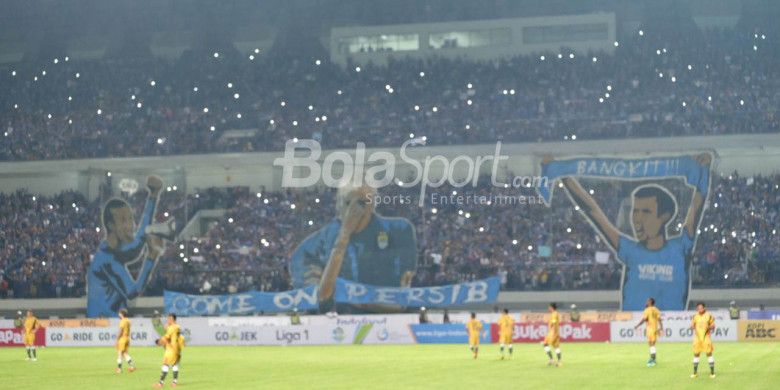 Koreo keren bobotoh saat Persib menumbangkan Mitra Kukar pada pekan ketiga Liga 1 2018 di Stadion GBLA, Kota Bandung, 8 Maret 2018. 