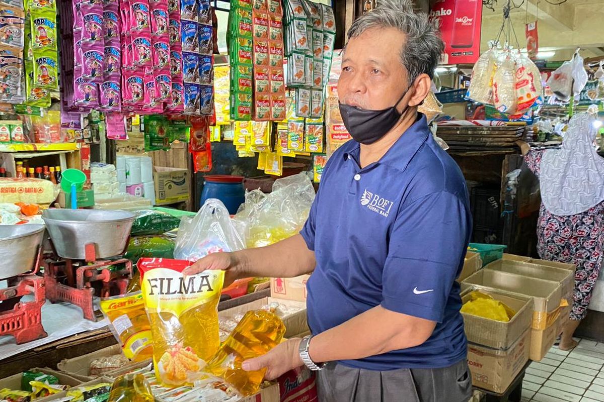 Salah satu penjual sembako di Pasar Slipi Jaya, Syawal (65) mengatakan minyak goreng mengalami kenaikan Rp 3.000 - Rp 5.000.