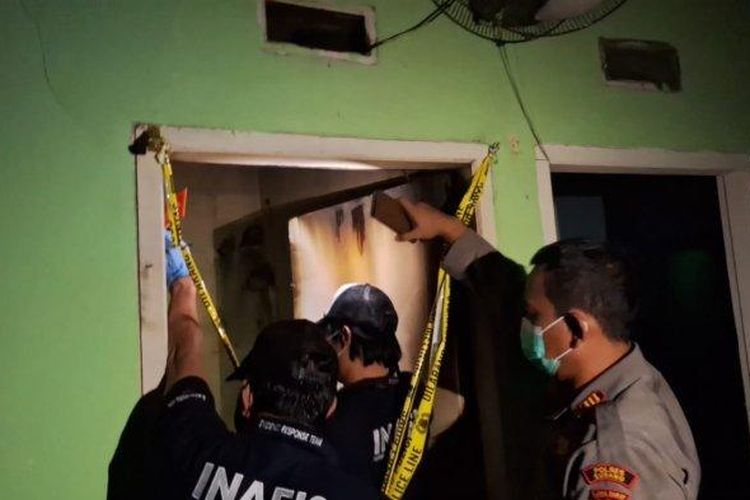 Polisi melakukan olah tempat kejadian perkara di rumah yang terbakar di Perumahan Pesona Permata Hijau 2 Desa Cibogo, Kecamatan Cibogo, Subang, Jawa Barat, Sabtu (10/2/2024). Kebakaran rumah itu menewaskan tiga balita.