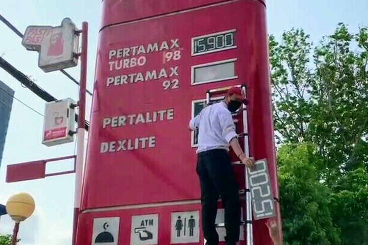 Harga BBM Pertamax di SPBU Pertamina turun jadi Rp 13.900 per liter per 1 Oktober 2022, setelah sebelumnya pada 3 Septe,ber 2022 naik jadi Rp 14.500 per liter. 