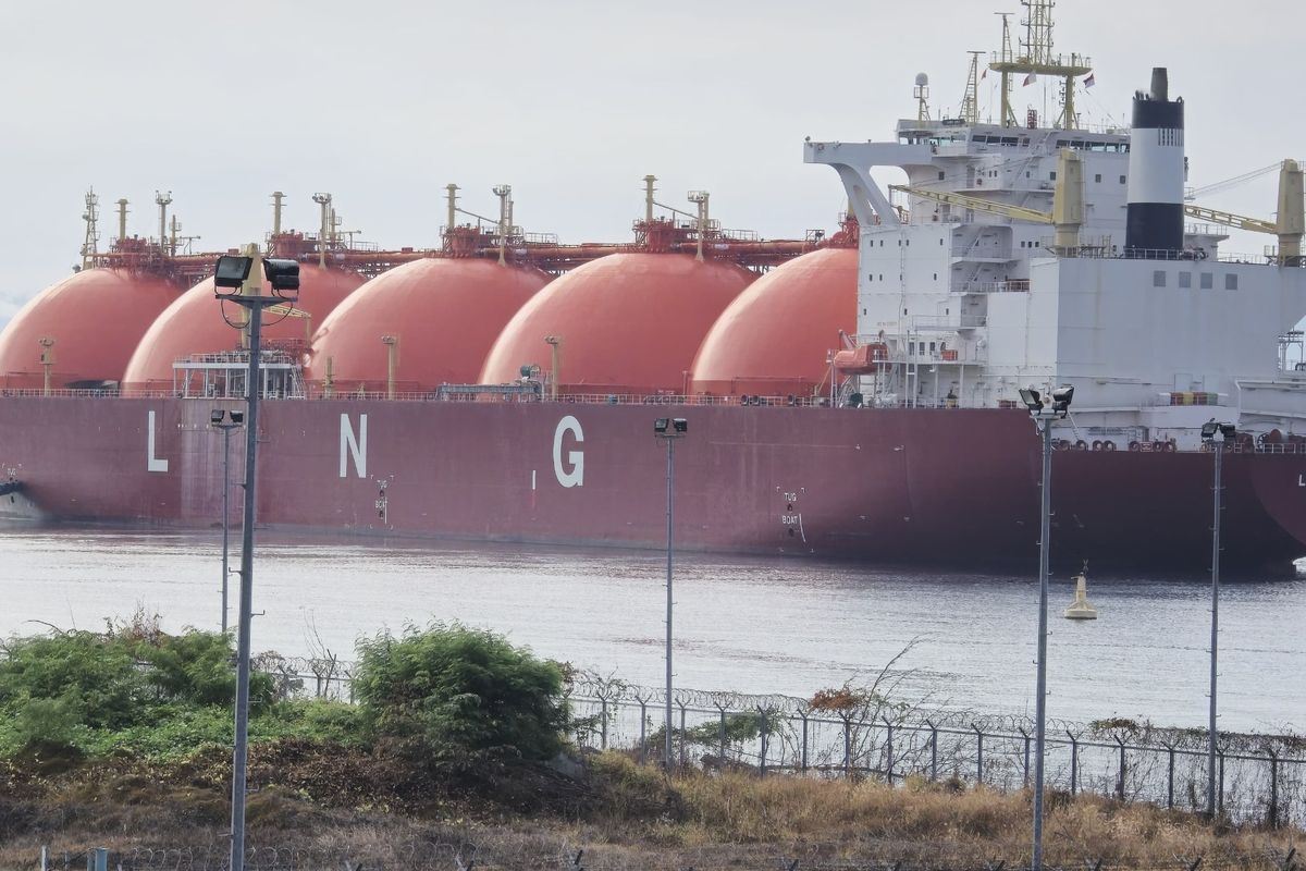 Pengiriman LNG DSLNG ke dalam negeri dukung pasokan energi bersih berkelanjutan.