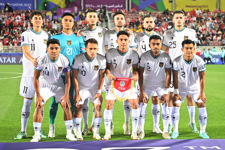 Pesepak bola Timnas Indonesia berfoto bersama sebelum bertanding melawan Vietnam pada laga kedua penyisihan grup D Piala Asia 2023 di Stadion Abdullah Bin Khalifah, Doha, Qatar, Jumat (19/1/2024). Terkini, timnas Indonesia akan melawan Jepang dalam matchday terakhir penyisihan Grup D Piala Asia 2023, Rabu (24/1/2024). (ANTARAFOTO/Yusran Uccang/rwa.)