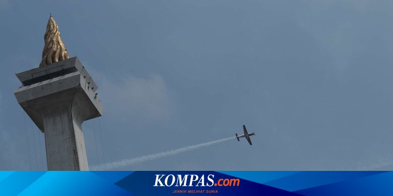Tim Jupiter TNI AU "Menari" Membentuk "Love" saat HUT TNI di Monas