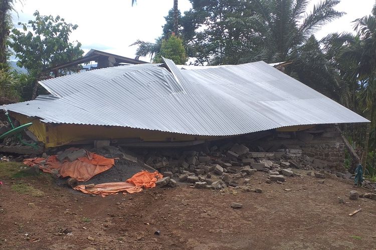Salah satu rumah warga yang rata dengan tanah akibat gempa bumi di Nagari Malampah, Kecamatan Tigo Nagari, Kabupaten Pasaman, Sumbar, Rabu (2/3/2022).