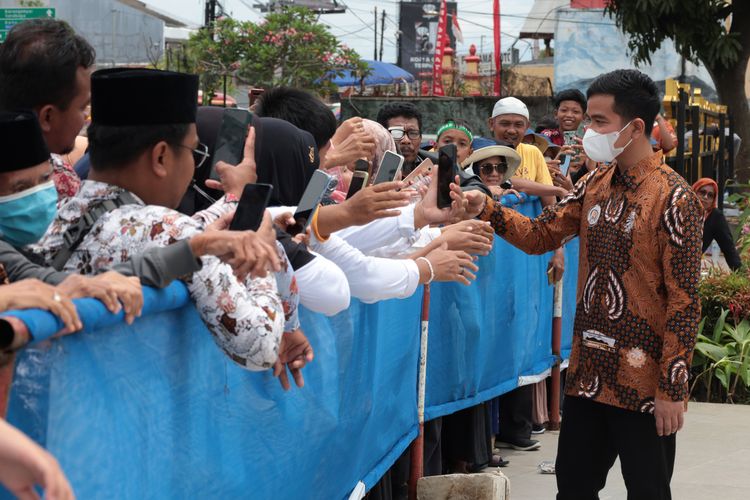 Wali Kota Solo Gibran Rakabuming Raka menyapa warga setelah melakukan peninjauan di Masjid Raya Sheikh Zayed Solo, Kelurahan Nusukan, Kecamatan Banjarsari, Kota Solo, Sabtu (19/11/2022)