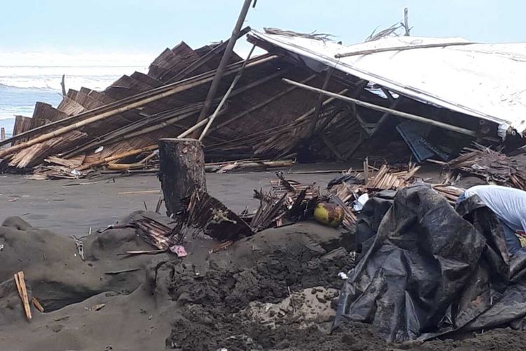 Warung di Pantai Widarapayung, Kecamatan Binangun, Kabupaten Cilacap, Jawa Tengah, rusak akibat tersapu gelombang tinggi, Selasa (30/8/2022) pagi.