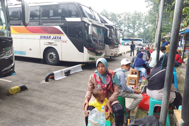 Suasana penumpang bus di Terminal Poris Plawad, Kota Tangerang, pada Jumat (24/12/2021).
