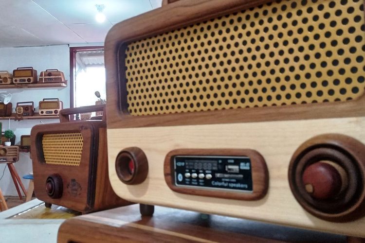 Radio kayu karya pemuda asal Cianjur, Jawa Barat, ini menjadi salah satu suvenir resmi KTT G20 yang akan dihelat di Bali pada pertengahan November 2022.