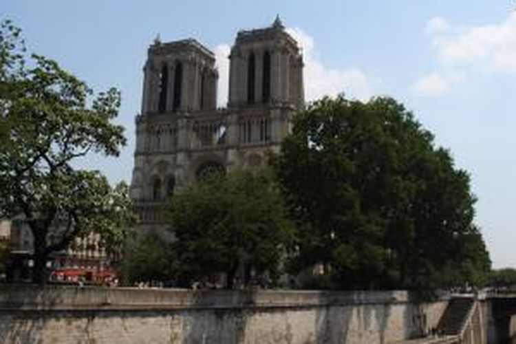 Notre Dame de Paris dilihat dari seberang Sungai Seine.