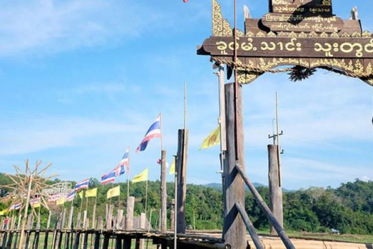 Jembatan bambu Su Tong Pae sepanjang 500 meter dikitari sawah di desa Ban Kung Mai Sak, Provinsi Mae Hong Son, Thailand.  