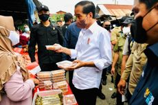 Jokowi Serahkan Bantuan Rp 1,2 Juta ke Pedagang Pasar Baru Tanjung Enim