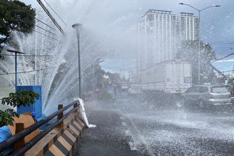Pipa PDAM di Kawasan MERR Surabaya Bocor, Semburan Air hingga ke Jalan