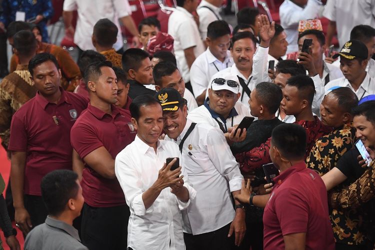 Presiden Joko Widodo (kiri) berswafoto dengan peserta saat menghadiri Silaturahmi Nasional Pemerintahan Desa se-Indonesia di Jakarta, Rabu (10/4/2019). Presiden mengatakan akan terus menaikkan jumlah dana desa serta memudahkan sistem laporan pertanggung jawabannya. ANTARA FOTO/Akbar Nugroho Gumay/foc.