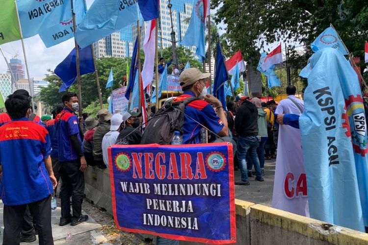 Ucapan atau kata-kata Hari Buruh 2024. Massa dari KSPSI menggelar aksi unjuk rasa dalam rangka memperingati Hari Buruh Internasional yang sempat tertunda di Kawasan Patung Kuda, Jakarta Pusat, Kamis (12/5/2022).