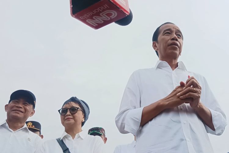 Ekspresi Menko PMK Muhadjir Effendy dan Menlu Retno Marsudi saat Presiden Joko Widodo ditanya mengenai pemanggilan empat menteri Kabinet Indonesia Maju oleh Mahkamah Konstitusi (MK). Pertanyaan itu disampaikan wartawan ketika sesi keterangan pers oleh Presiden Joko Widodo di Lanud Halim Perdanakusuma, Jakarta, Rabu (3/4/2024).