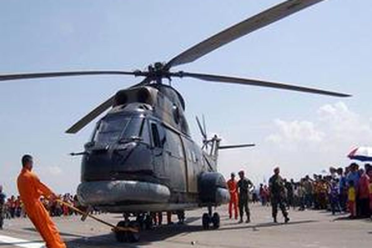 Helikopter Super Puma ditarik menuju landasan untuk diterbangkan dan disaksikan ribuan warga Kota Madiun di Lapangan Udara Iswahyudi, Sabtu (18/10).