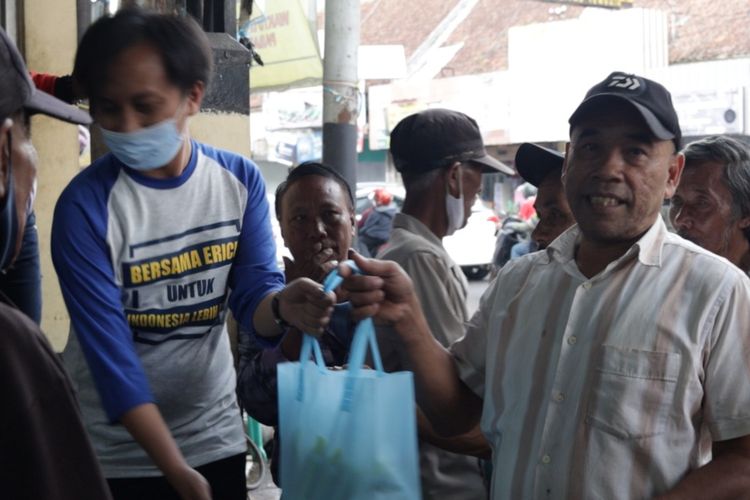 Salah satu tukang becak di Bandung saat menerima bantuan sembako. Tukang becak ini menceritakan bagaimana perjuangannya menafkahi keluarga. 