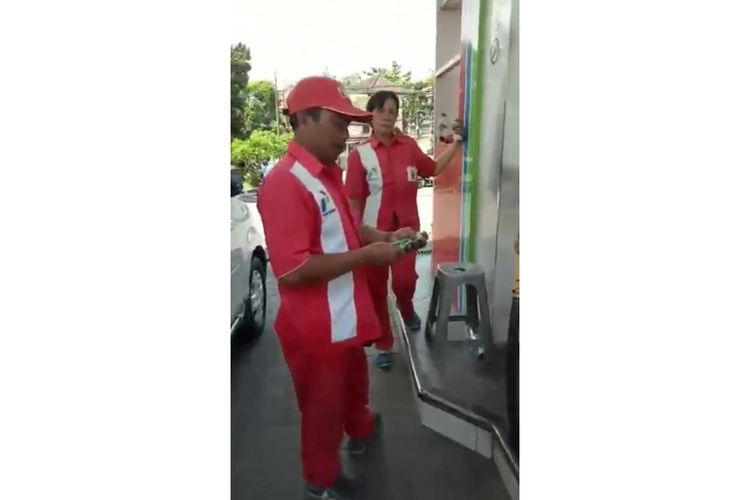 Tangkapan layar dari sebuah video viral yang menarasikan bahwa petugas SPBU di Ubud, Bali melakukan kecurangan.