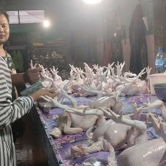 Salah satu pedagang daging ayam yang sedang melayani konsumennya di Pasar Tradisional Panakkukang, Kecamatan Panakkukang, Kota Makassar, Sulsel, Sabtu (9/3/2024).