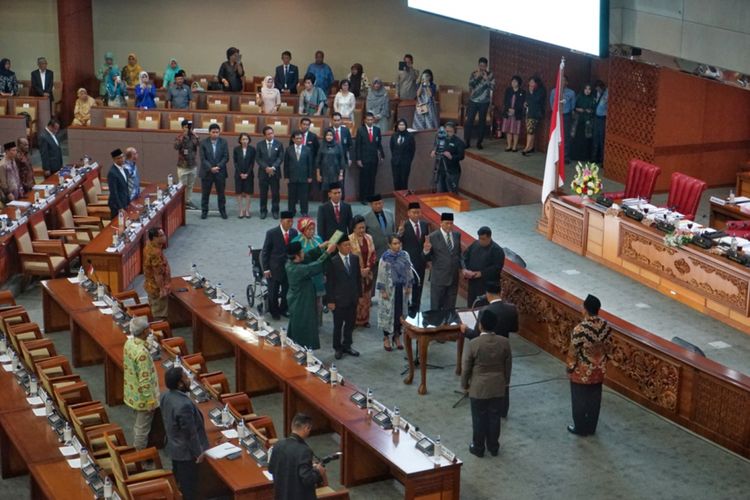 Sembilan anggota DPR hasil pergantian antarwaktu (PAW) dilantik pada Sidang Paripurna Masa Sidang I Tahun 2018-2019 di Kompleks Parlemen, Senayan, Jakarta, Selasa (2/10/2018). Pengucapan sumpah jabatan dipandu oleh Ketua DPR Bambang Soesatyo.