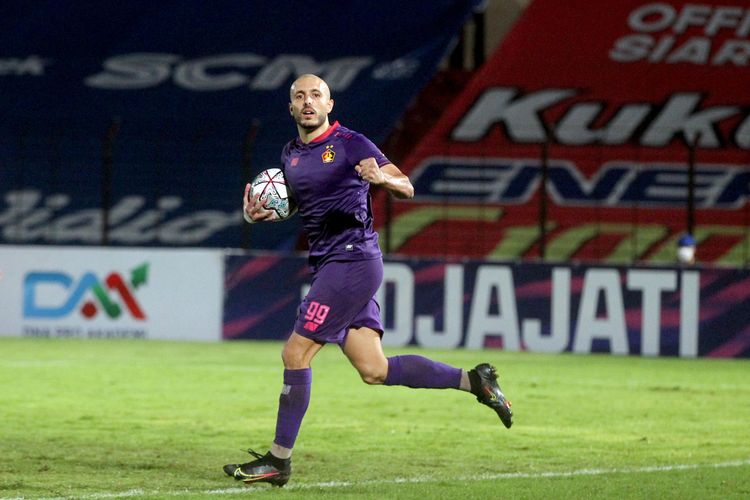 Pemain Persik Kediri Youseff Ezzejjari mencetak dua gol ke gawang Arema FC saat pertandingan pekan keduabelas Liga 1 2021-2022 yang berakhir dengan skor 2-3 di Stadion Sultan Agung Bantul, Jumat (19/11/2021) malam.