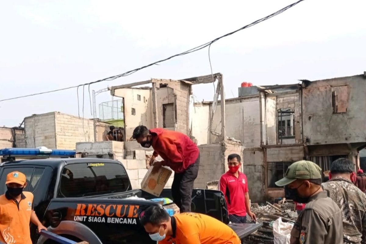 Penyerahan bantuan bagi korban kebakaran di Penjaringan, Jakarta Utara 